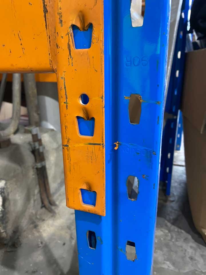 Missing beam safety clips in warehouse racking